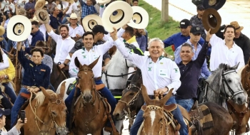 Caiado e Daniel Vilela prestigiam cavalgada do 2º Encontro de Comitivas de Goiás